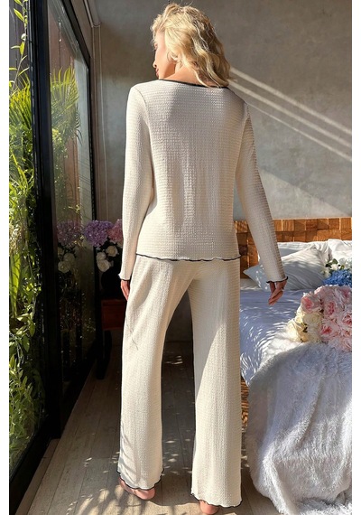 Modi Kadın Beyaz Örme Kumaş V Yaka Düğmeli Rahat Şık Pijama Takımı Açık Mavi - Beyaz Modi Kadın Beyaz Örme Kumaş V Yaka Düğmeli Rahat Şık Pijama Takımı Açık Mavi - Beyaz