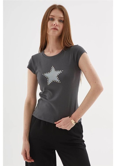 Fashion Friends Zımba Detaylı Baskılı %100 Pamuklu Antrasit Kadın T-shirt 25y0562k1 Antrasit Fashion Friends Zımba Detaylı Baskılı %100 Pamuklu Antrasit Kadın T-shirt 25y0562k1 Antrasit