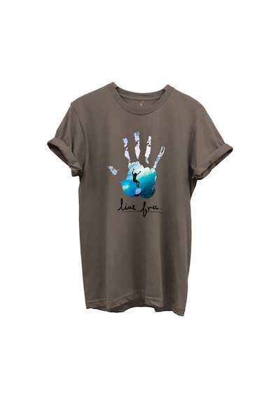 Live Free Yazılı Sörfçü Ve El Baskılı %100 Pamuk Regular Fit Unisex T-shirt Kahverengi