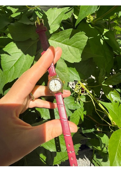 Minimal Deri Kordon Kadın Kol Saati Kırmızı Kordon Altın