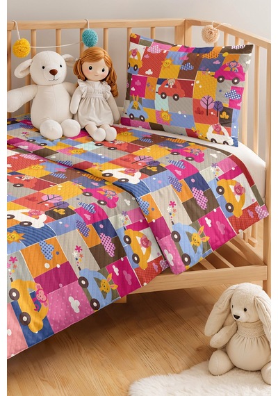 Evimde Bambaşka Pembe Araba Figürlü Kız Çocuk Pike Takımı - Renkli Patchwork Bebek Odası Yatak Örtüsü - 160x220 CM Evimde Bambaşka Pembe Araba Figürlü Kız Çocuk Pike Takımı - Renkli Patchwork Bebek Odası Yatak Örtüsü - 160x220 CM