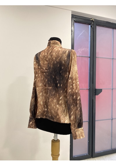 Pera Moda Gold Broşlu Zebra & Batik Desenli Bluz Kahve