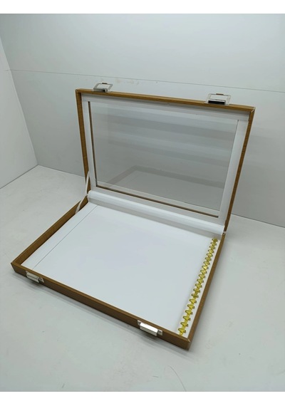 Cam Kapaklı Deri Kumaş Kahve-beyaz Renk 34 Cm / 24 Cm Tırnaklı Kolye Sergileme Standı