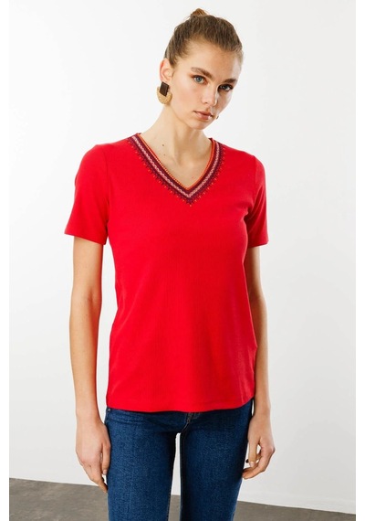 Desen Triko V Yaka Yakası Nakış İşlemeli Pamuklu Kadın T-shirt 25758d Kırmızı