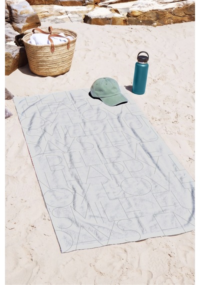 Minimalist Yazılı Mikrofiber Plaj Havlusu - Modern Gri Tipografik Havuz Deniz Hızlı Kuruyan Havlu Çok Renkli