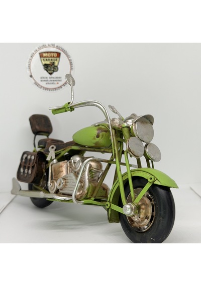 Nostaljik Deri Çantalı Yeşil Chopper - 1:18 Ölçek 12cm Dekoratif Motosiklet Modeli Nostaljik Deri Çantalı Yeşil Chopper - 1:18 Ölçek 12cm Dekoratif Motosiklet Modeli