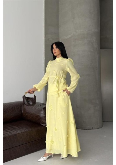Neşeli Butik Kadın Sarı Keten Kumaş Çiçek Aplikeli Hakim Yaka Etekli Takım Nbms2629