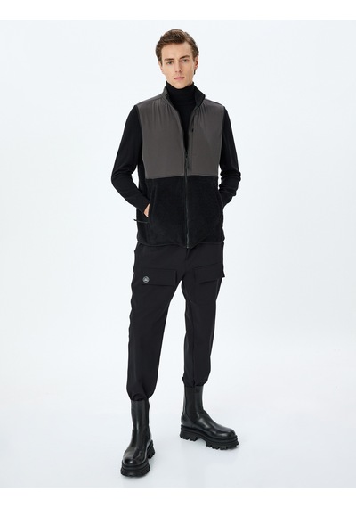 Koton Dik Yaka Fermuarlı Cep Detaylı Renk Kontrastlı Peluş Oversize Spor Yelek Siyah 5wam20007nk Siyah Koton Dik Yaka Fermuarlı Cep Detaylı Renk Kontrastlı Peluş Oversize Spor Yelek Siyah 5wam20007nk Siyah
