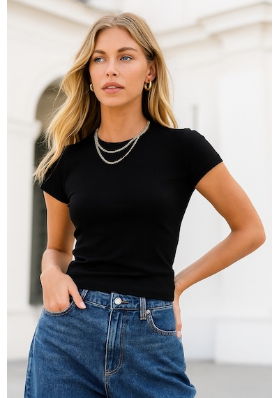 Kadın Siyah Esnek Kumaşlı Vücuda Oturan Slim Fit Kısa Kollu Crop T-shirt Siyah Kadın Siyah Esnek Kumaşlı Vücuda Oturan Slim Fit Kısa Kollu Crop T-shirt Siyah
