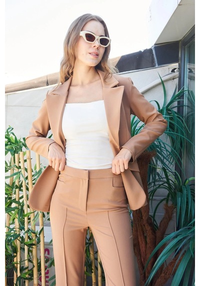 Kadın Yakalı Cep Kapaklı Tek Düğme Hafif Lirkalı Kumaş Blazer Ofis Ceket Pantolon Kodu Jument 40082 -camel CAMEL Kadın Yakalı Cep Kapaklı Tek Düğme Hafif Lirkalı Kumaş Blazer Ofis Ceket Pantolon Kodu Jument 40082 -camel CAMEL