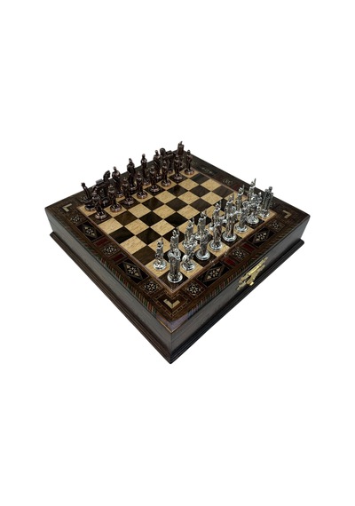 Gifthome Premium Orta Boy Metal Truva & Sparta Satranç Takımı Ve Sandıklı Masif Ahşap Satranç Tahtası 28x28x5,5 Cm.