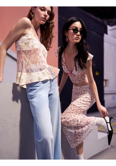 Koton Çiçekli Tül Dantel Bluz Crop Fiyonk Detaylı Fırfırlı V Yaka Slim Fit Pembe Desenli 4sal30204ık Pembe Koton Çiçekli Tül Dantel Bluz Crop Fiyonk Detaylı Fırfırlı V Yaka Slim Fit Pembe Desenli 4sal30204ık Pembe