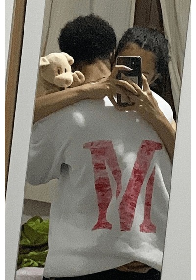 M Harfli Öpücük Kiss Design Tişört Beyaz