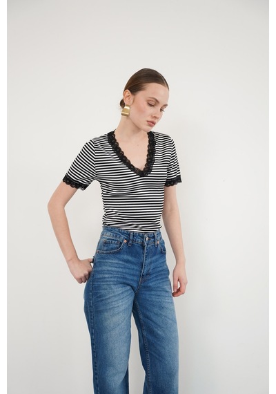 Verymoda D 3006 Yaka Ve Kol Ucu Güpür V Yaka T Shırt - D3006 Siyah