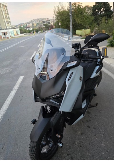 Motocam Yamaha Xmax Techmax Ön Cam 2025-2026 Model 52cm Şeffaf Renkli 4mm Asansörlü