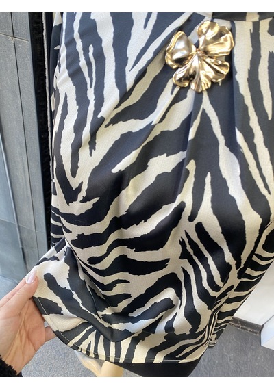 Pera Moda Gold Broşlu Zebra & Batik Desenli Bluz Siyah