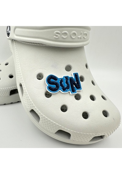 Crocs Terlik Süsü Ve Aksesuarı , Çanta Süsü Jibbitz 3d Sun Yazılı 05 Görsel Logo Aksesuar Mavi-beyaz-siyah Crocs Terlik Süsü Ve Aksesuarı , Çanta Süsü Jibbitz 3d Sun Yazılı 05 Görsel Logo Aksesuar Mavi-beyaz-siyah