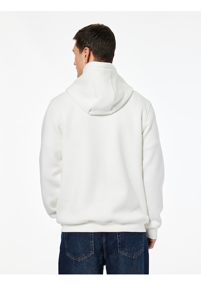 Koton Regular Fit Uzun Kollu Kanguru Şardonlu Cepli Kapşonlu Baskılı Sweatshirt Beyaz 7wam70032mk