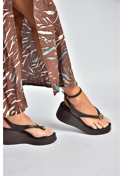 Fox Shoes Y973465909 Kahverengi Parmak Arası Dolgu Tabanlı Kadın Sandalet
