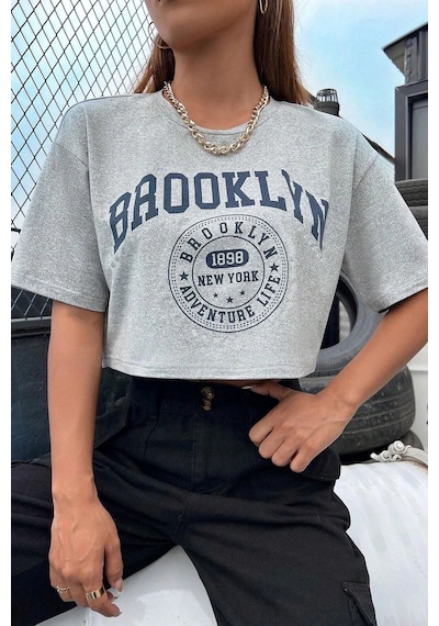 Brooklyn 1898 Adventure Baskılı Kadın Crop Grimelanj T-shirt Gri