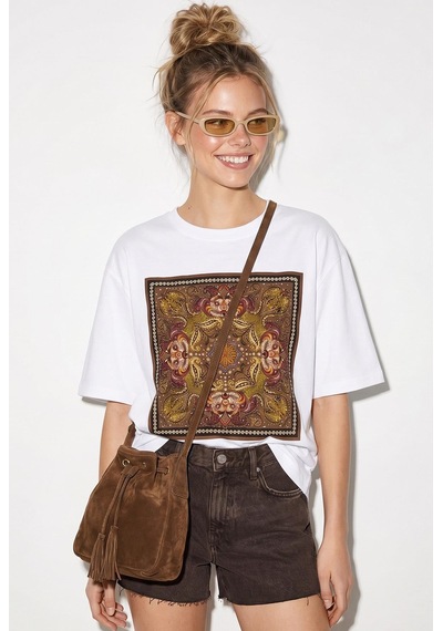 Shade Kadın Etnik Desenli Boncuk İşlemeli Baskı Detaylı Oversize T-shirt 2128 60286123 - Beyaz