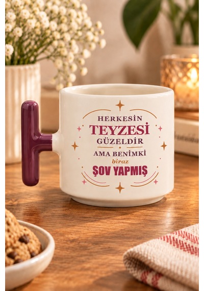 Herkesin Teyzesi Güzeldir Ama Benimki Biraz Şov Yapmış Baskılı T Kupa Mor