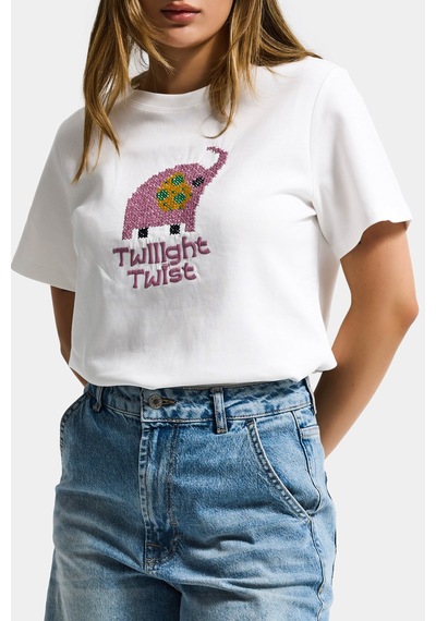 it's basic Kadın Beyaz Renk W5 Nakış Detaylı Oversize Tasarım T-shirt