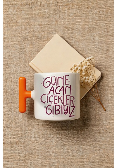 Komik Yazılı Tasarım Kupa Bardak - Güne Açan Çiçekler Gibiyiz Baskılı Seramik Hediye Kupa Bardak Çok Renkli