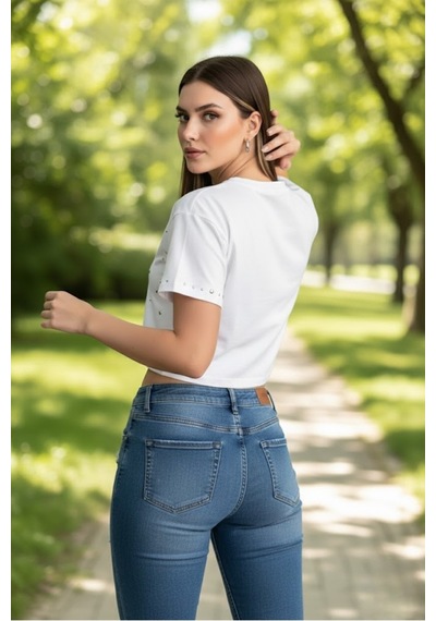 Kadın Beyaz Zımba Detaylı Crop T-Shirt