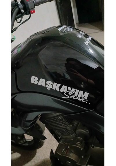 Başkayım Sana Yazı Jdm Araba Motosiklet Cam Etiket Sticker 19x4,5cm Beyaz Renk Beyaz