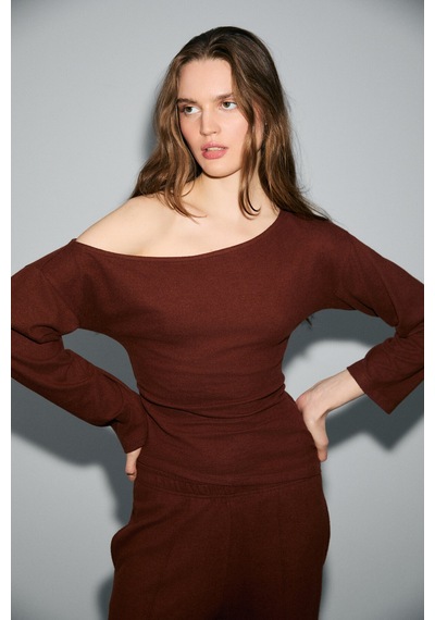 ETHIQUET NIVEAS Kadın Yumuşak Ve Esnek Kumaşlı Kayık Yakalı Yanı Büzgülü Koyu Kahverengi Sweatshirt ETHIQUET NIVEAS Kadın Yumuşak Ve Esnek Kumaşlı Kayık Yakalı Yanı Büzgülü Koyu Kahverengi Sweatshirt