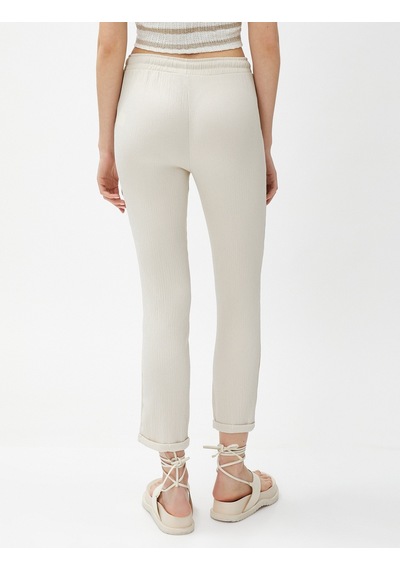 Koton Beli Bağcıklı Pantolon Dar Paça Rahat Kesim Dokulu Bej 3sal40083ık 3SAL40083IK051 Ekru Koton Beli Bağcıklı Pantolon Dar Paça Rahat Kesim Dokulu Bej 3sal40083ık 3SAL40083IK051 Ekru