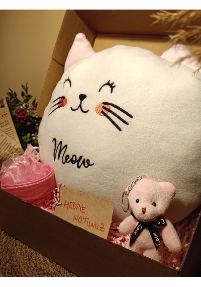 Kutulu Hediye Seti / Kedi Yastık 30cm, Ayıcık Anahtarlık Ve Kalp Şeklinde Tüllü Kutu