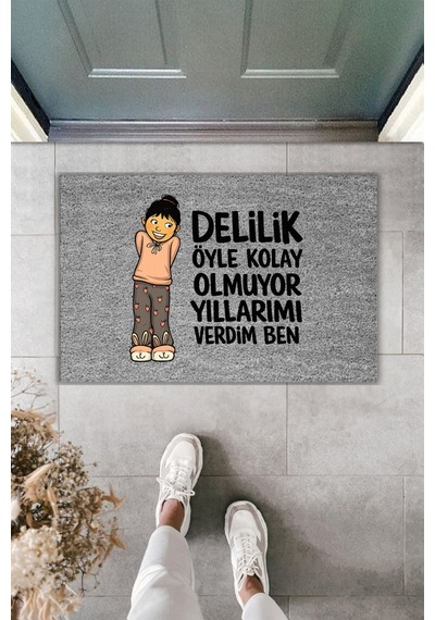 Rugmood Modern Dijital Baskı - Delilik Öyle Kolay Olmuyor Yazılı - Kapı Önü Paspası Gri
