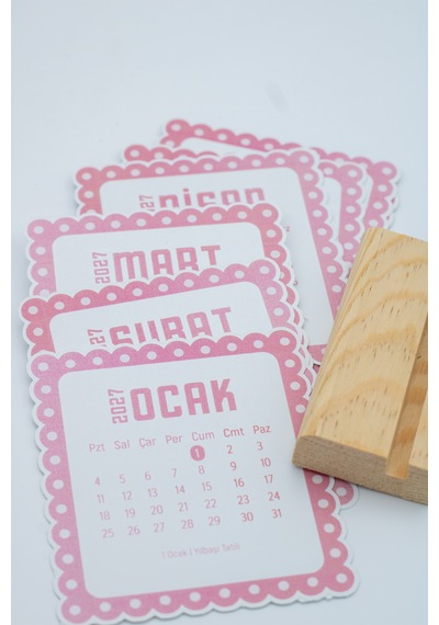 Ahşap Standlı Dalgalı Kesim Pembe Puantiyeli 2027 Masaüstü Takvimi 8,5x9,5 Cm - Estetik Yeni Yıl Hediyesi Çok Renkli