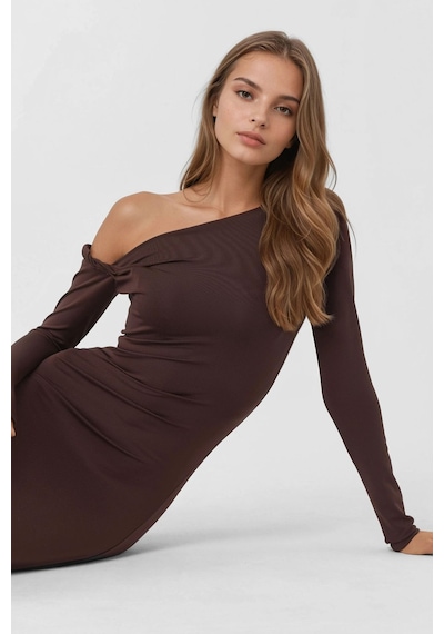 Hiccup Asimetrik Yaka Vücudu Saran Maxi Elbise Koyu Mocha Kahve