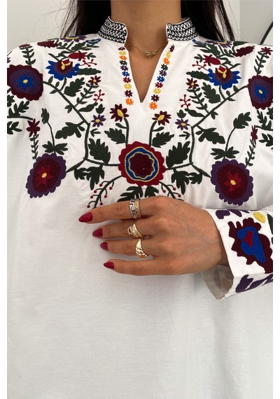 Femelle Kadın Yeni Sezon Dik Yaka Komple Nakış İşlemeli Tasarım Vintage Pamuklu Bluz Beyaz Femelle Kadın Yeni Sezon Dik Yaka Komple Nakış İşlemeli Tasarım Vintage Pamuklu Bluz Beyaz