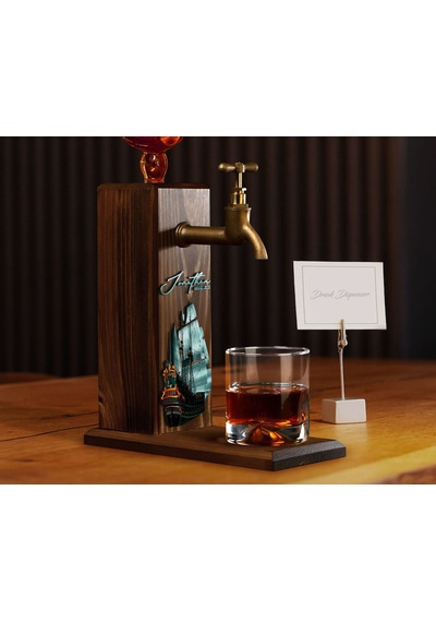 Bk Gift Kişiye Özel Kabartma İsimli Tarihli Pirates Ship Tasarımlı Musluklu Ceviz Ahşap Şarap Standı-2, Viski Çeşmesi, Babaya Hediye, İçecek Dispenser
