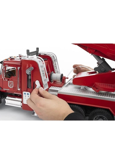 Merdivenli Ve Su Püskürten Mack Granit İtfaiye Model Aracı
