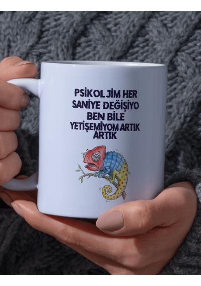 "psikolojim Her Saniye Değişiyo Ben Bile Yetişemiyom Artık Yazılı Şaşkın Bukalemun Tasarımlı Kupa"