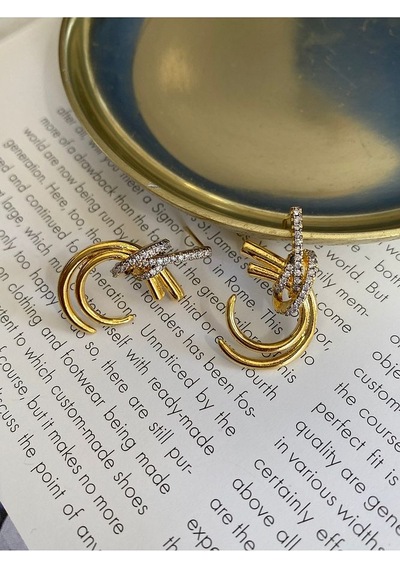 Pinery Jewels Zirkon Taşlı C Sallantılı Altın Kaplama Kadın Küpe Çifti Altın