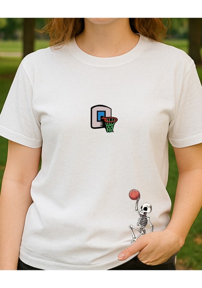 Basketbol Oynayan Kuru Kafa Baskılı T-shirt Beyaz