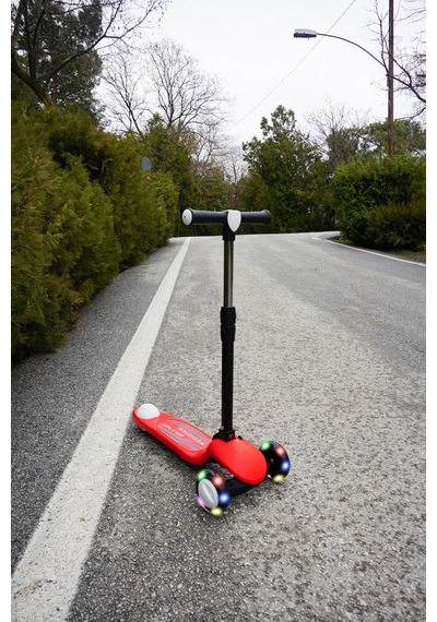 Scooter Yeni Pro 3tekerli Led Işıklı 3kademeli 50kğ Taşıma Kapasiteli 3+yaş Kırmızı