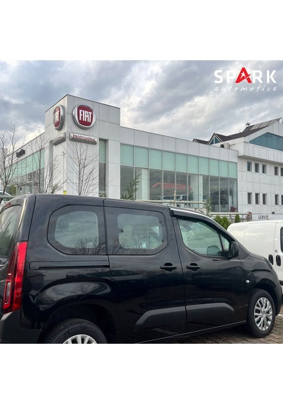 Fiat Doblo 2023- Yılı Ve Sonrası Uyumlu Cam Rüzgarlığı 2 Parça Siyah