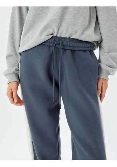 Koton Oversize Jogger Eşofman Altı Beli Bağcıklı Şerit Detaylı Cepli Şardonlu Gri 5wal40073ık Gri Koton Oversize Jogger Eşofman Altı Beli Bağcıklı Şerit Detaylı Cepli Şardonlu Gri 5wal40073ık Gri