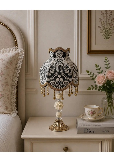 Koyu Füme Fransız Dantel Beyaz İşlemeli Kadife Başlık Gold İnci Ayaklı Klasik Model Abajur 50x25cm