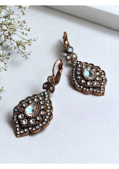 Kristal Taşlı Sallantılı Badem Küpe Beyaz
