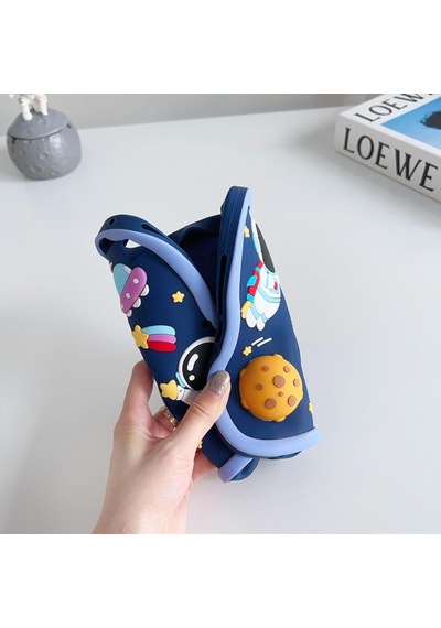 Samsung Galaxy Tab A11 Plus İle Uyumlu Kılıf 360 Derece Döner Stand Yatay Dikey Kullanılabilir, Kawaii Askılı Tasarım Kalem Yuvası Özellikli Sevimli Space-man Tasarımı