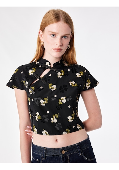 Koton Süslü Düğmeli Kısa Kollu Çiçek Desenli Dik Qipao Yaka Crop Bluz Siyah Desenli 7wak30017ew Koton Süslü Düğmeli Kısa Kollu Çiçek Desenli Dik Qipao Yaka Crop Bluz Siyah Desenli 7wak30017ew