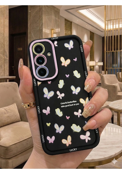 Samsung Galaxy A26 İçin Siyah Zemin Kelebekli Ve Renkli Lens Çerçeveli Lucky Tasarım Kılıf
